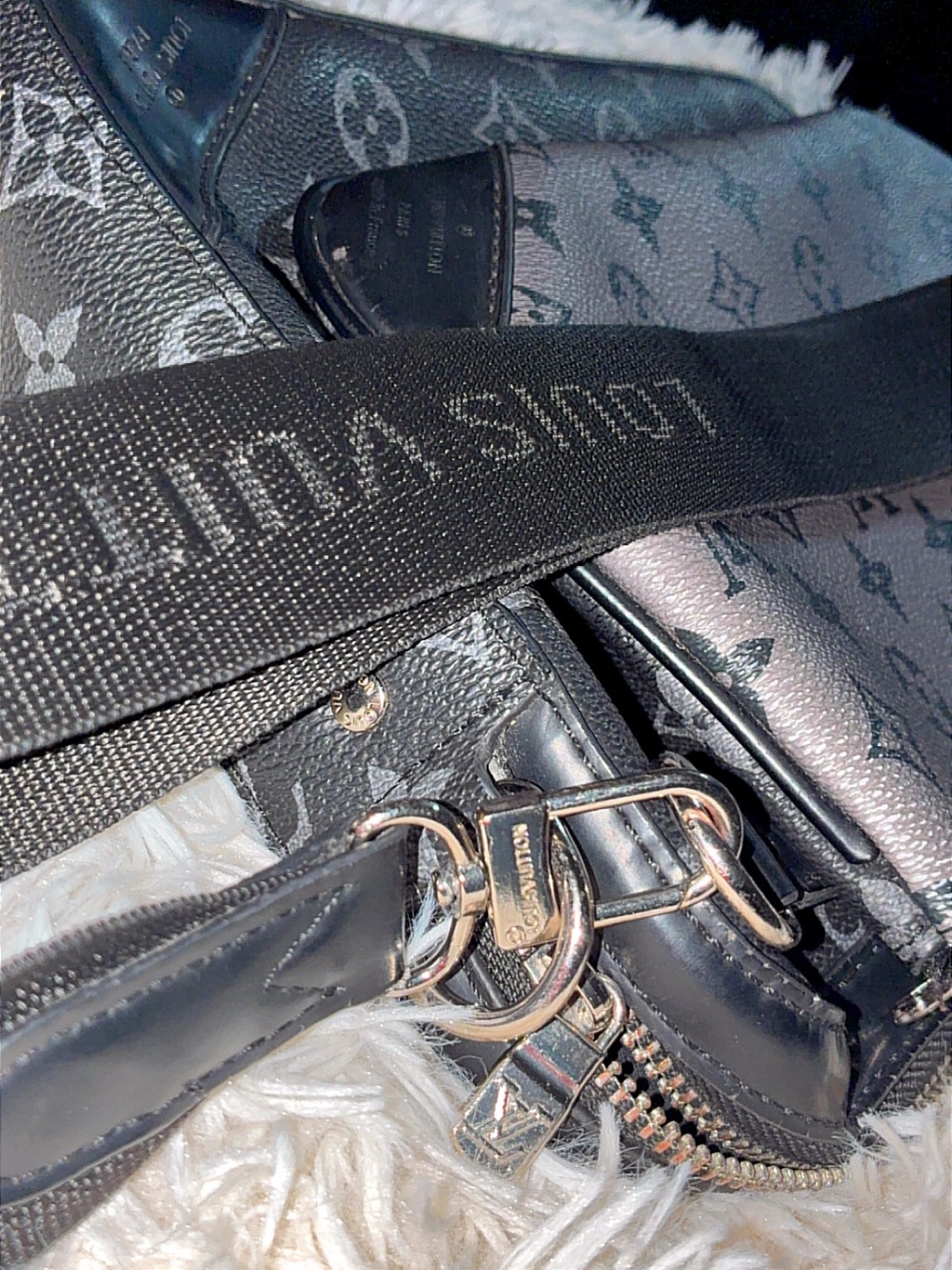 Louis Vuitton Authentic Two-Tone Monogram Men Crossbody Messenger Bag - Picture 5 of 8